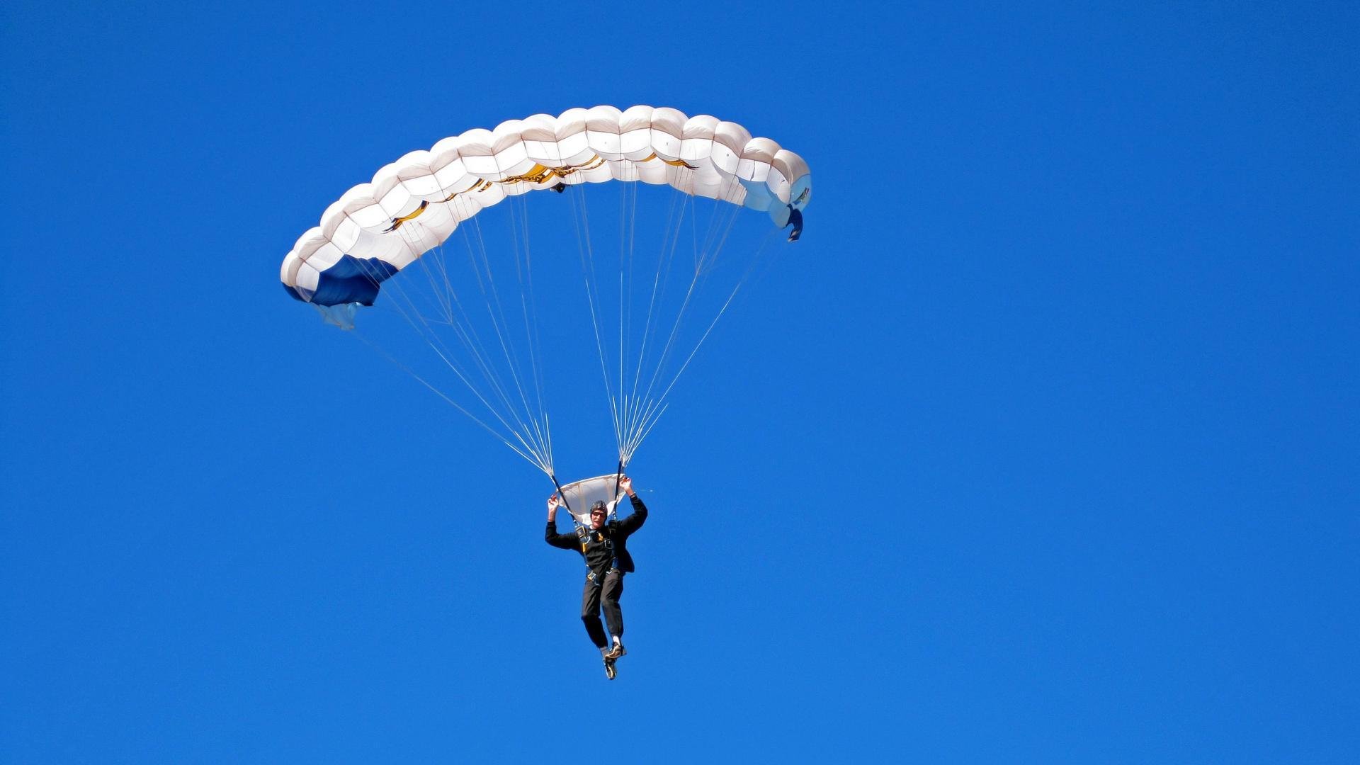 开云下载-当欧冠哨响，西亚卡姆在另一个战场站出来—跨越运动的关键时刻英雄论